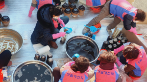 한국생활개선영양군연합회원, 독거어르신에 장 나눔