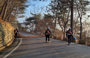 ‘쓱싹쓱싹’ 봄 나들이객 맞이 나선 안동 도산서원