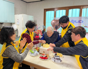 군위읍지역사회보장협, 어르신 생일상 전달