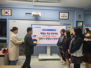 ‘책 읽는 학교’ 선덕여중 전교생에 책 수여