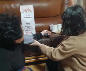 포항시 흥해읍 ‘안부똑똑, 건강톡톡’…독거노인 가구 안내책자 배부