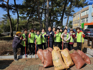 자연사랑연합군위지회, 생활문화센터 ‘숲속정원’ 봄맞이 청소