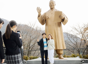 칠곡 이승만 동상에 관람객 몰려든다
