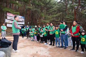 구미시청년새마을연대, 금오산서 산불조심 표지판 부착ㆍ환경정화