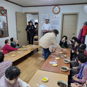 포항 중화음식업협회, 용흥동 탑산경로당에 자장면 나눔
