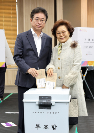 이철우 경북도지사 부부 소중한 선거권 행사