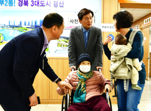 조현일 경산시장, 100세 투표자와 한표 행사