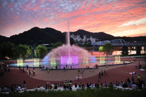 16일 ‘칠곡 평화분수’ 화려한 자태 뽐내