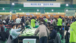 노인층의 소중한 한표 행렬 이어져
