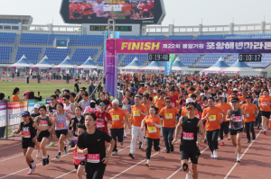 전국서 온 마라토너…포항 해안 절경 만끽하며 질주