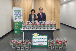 김종희플로라, 어버이날 맞아 수성2ㆍ3동에 가동카네이션 화분 기탁