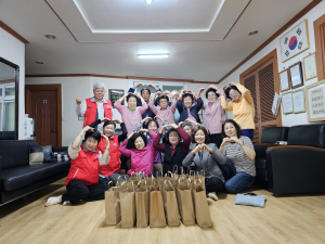 대구 수성구 상동 주민자치위, 어버이날 맞아 어르신 위한 선물 전달