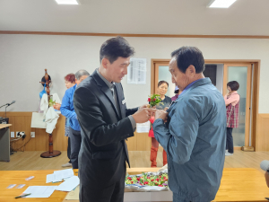 대구 군위군 총무과, 어버이날 맞아 카네이션 제작 전달 봉사