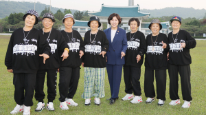 강정애 보훈장관, 칠곡할매래퍼 만났다