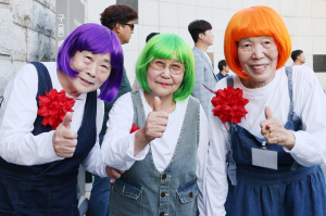 칠곡 노래자랑 대회 인기상 받고 아이스크림 쏜 ‘구순 할머니’