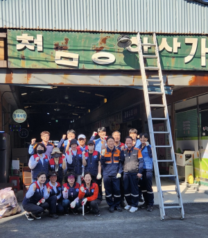 포항 청림동 한국자유총연맹ㆍ포스코열연부 손맞잡고 청림종합상가 도색봉사