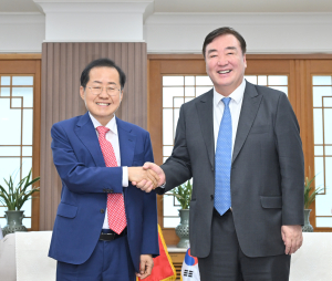 홍준표 대구시장 “한중 외교 상징 판다 한 쌍 보내 달라”