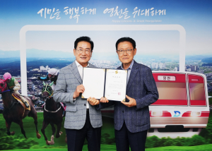 김환식 대표 ‘동국팔도대총도’ 기증