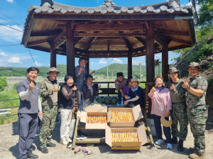 군위군 효령한마음클럽, 더위에 지친 군인에 빵ㆍ수박 제공