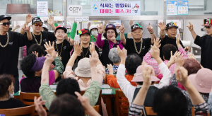 ‘헤이 요’ 랩 가르치는 칠곡 무료급식소