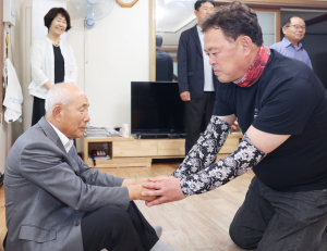 마을 지키다 산화 장병 유족에 큰절한 칠곡 이장