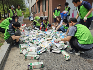 김천시 율곡동 자연보호협의회, 중증장애인자립지원센터와 우유 팩 수집 체험활동