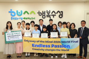 세계창의력올림피아드 진출팀, 수성구에 성금 전달