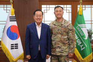 홍준표 대구시장 “19지원사 첫 한국계 사령관 자랑스러워”