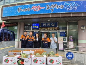 포스코 선재부, 초복 맞아 우창동 경로당 방문 수박 전달