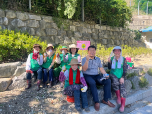 포항시 용흥동 새마을부녀회, 여름 맞이 새마을 꽃동산 풀베기ㆍ잡초제거