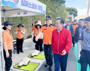 신천물놀이장 찾은 홍준표 대구시장