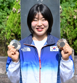 현조부 추모비 찾은 허미미…여자 유도 은ㆍ혼성단체 동