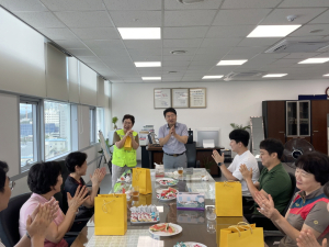 포항시 북구, 시설관리공단 근무자 격려…말복 맞아 손 선풍기ㆍ수박 전달