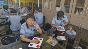 상주남산중 , 광복 79주년 기념 ‘나만의 개성 있는 태극기’ 제작 전시