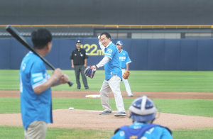 삼성라이온즈-KT전 홍준표 대구시장 시구