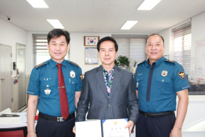 영주경찰서, 욕실 갇힌 주민 도운 이웃에 감사장