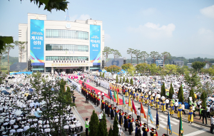 청주교회 앞 열 맞춰있는 ‘8만’ 성도들