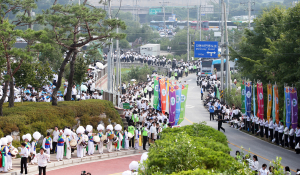 ‘질서정연하게’…입장하는 8만 성도들