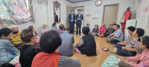 포항시 용흥동, 경로당 21곳 위문…물품 전달 훈훈