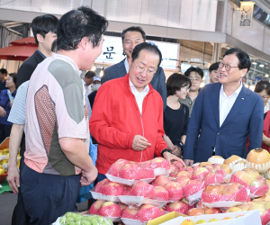 홍준표 대구시장, 추석맞이 전통시장 장보기 행사 진행
