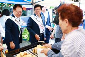 박형수 국회의원, 손병복 울진군수 명절 대목 장보기 나서