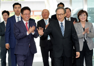경북도 화공 특강 300회, 이명박 전 대통령 참석 축하 메시지 전달