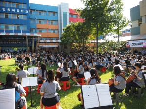 포항동성고 ‘수능 응원 콘서트’ 열기 후끈