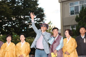 각국 전통 모자 쓰고 상주 거리 퍼레이드