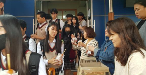 포항동해중 학부모회, “따스한 응원 담긴” 간식 나눔 행사