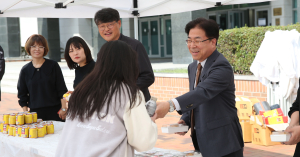 대구가톨릭대, 기부받은 쌀로 만든 간식 전달