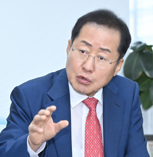 洪 “물 위에 기름처럼 떠돌면 바로 퇴출”