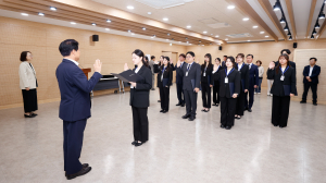 성주, 신규공무원 임용장 수여…축하 의미 담은 웰컴키트 전달