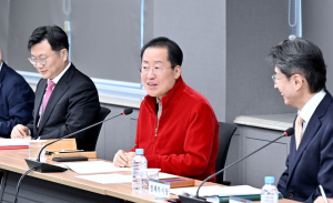 “공무직근로자 정년 연장 차질 없도록”