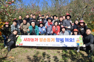 문경시의회, 가을철 사과농가 일손돕기